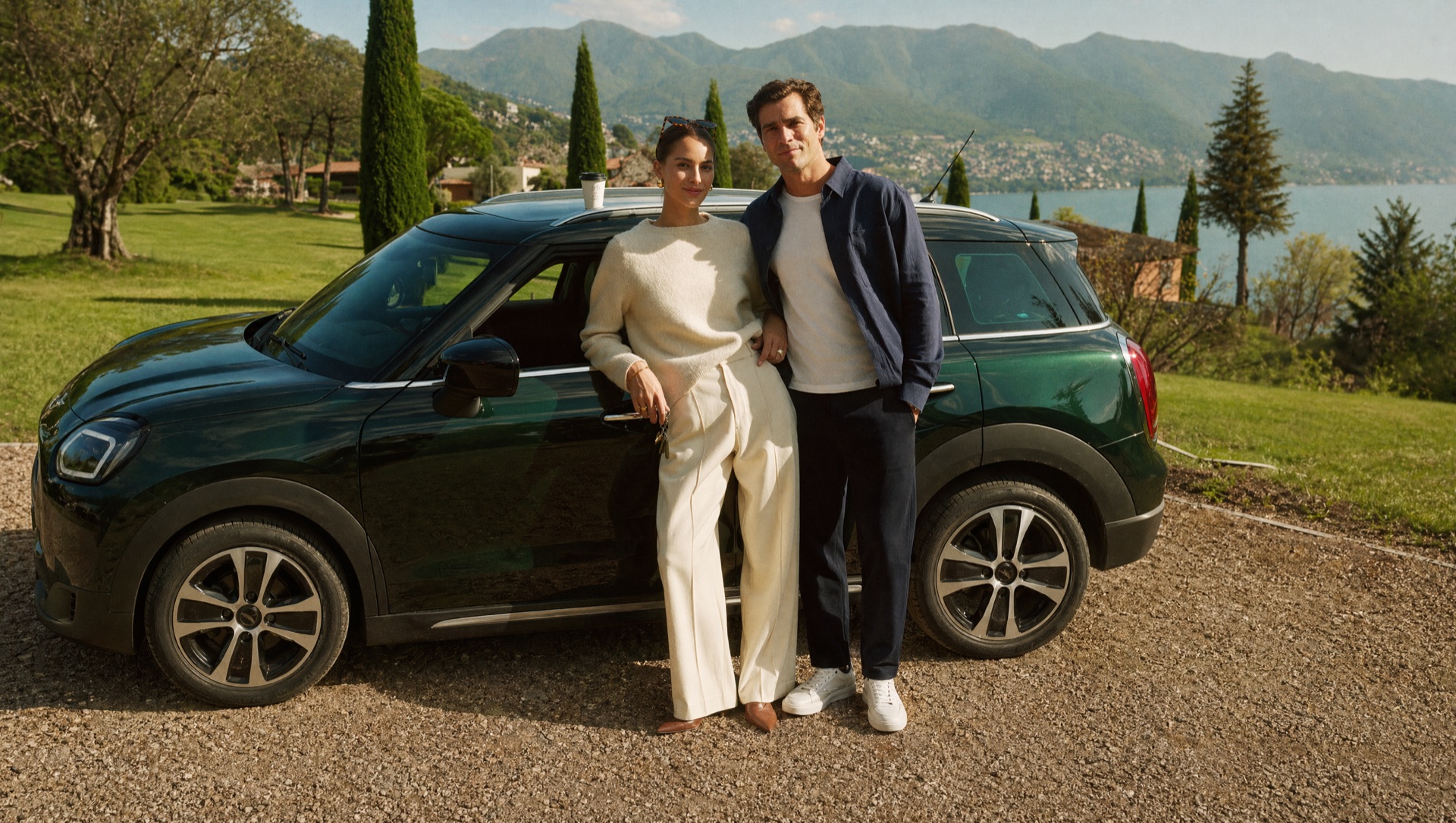Mini Countryman verde lucida dopo un lavaggio Wash Now — auto premium trattata a domicilio sulle colline del lago di Lugano