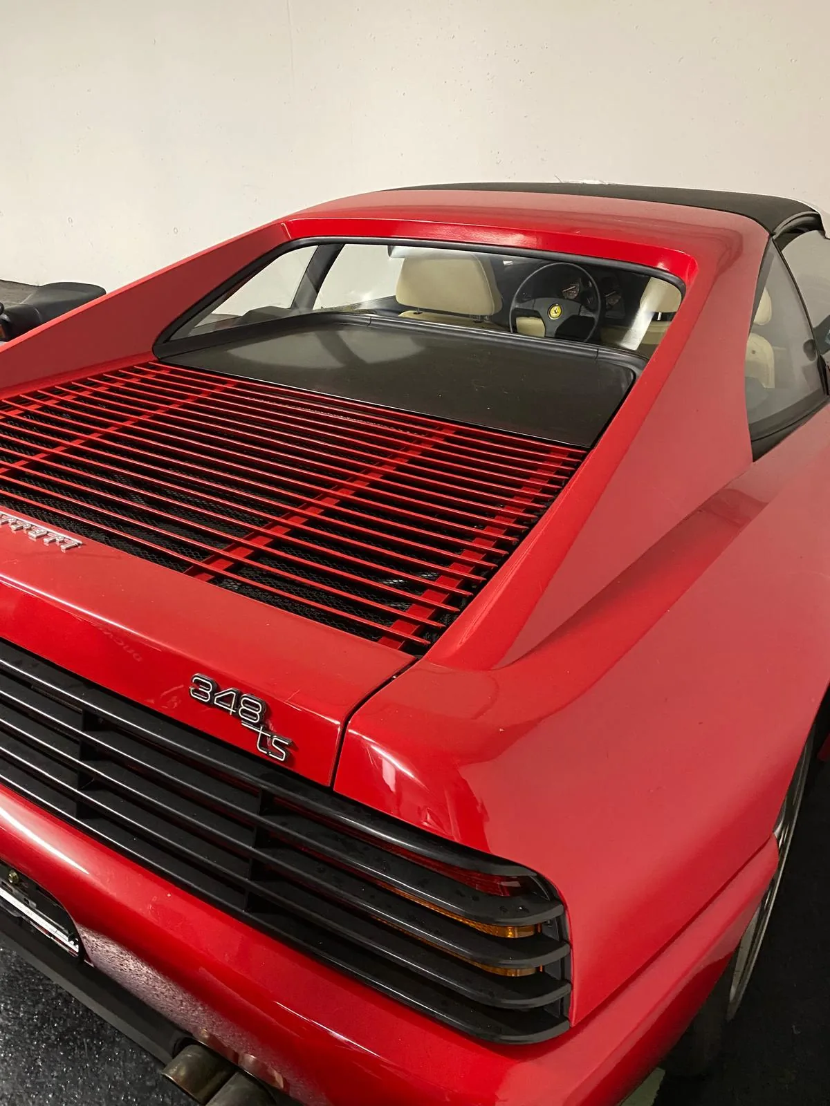Ferrari 348 ts rossa classica trattata in garage protetto