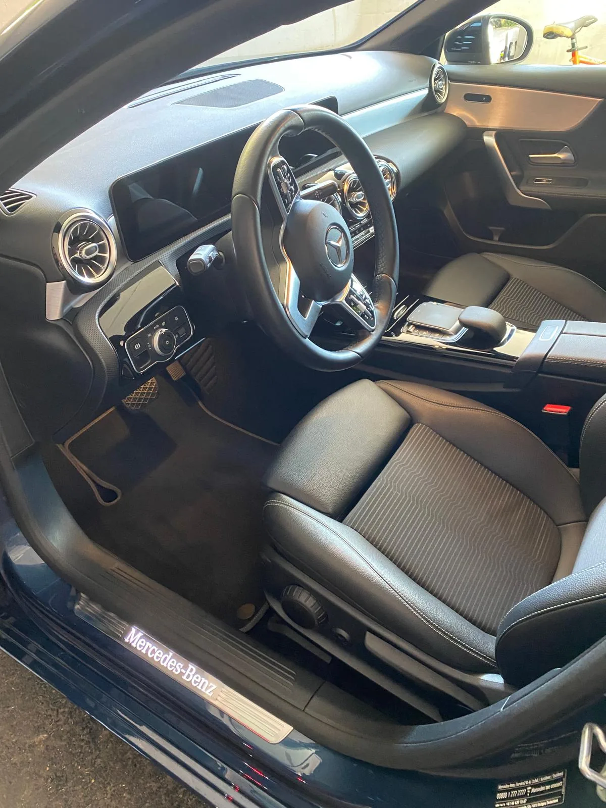 Interno Mercedes Classe A nera con cruscotto e sedili rigenerati