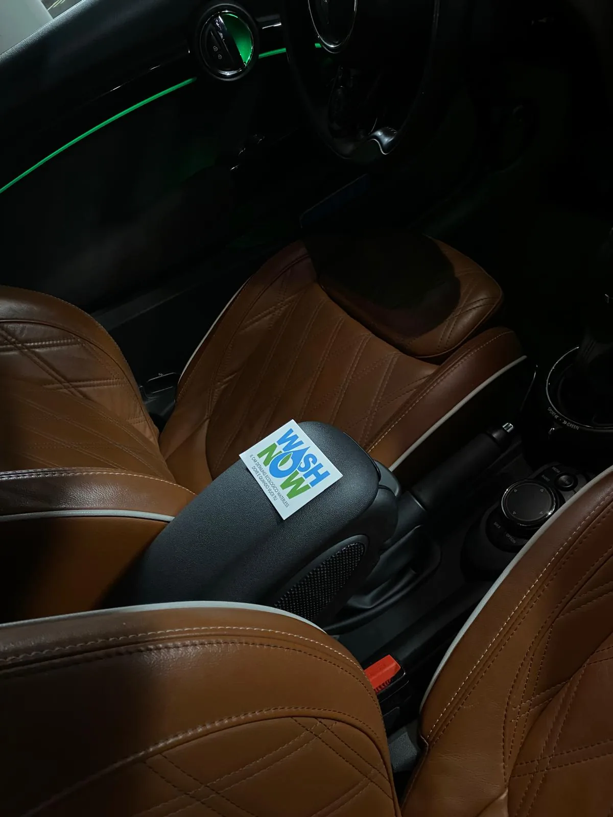 Interno Mini Cooper in pelle cuoio rigenerata con luce ambient verde