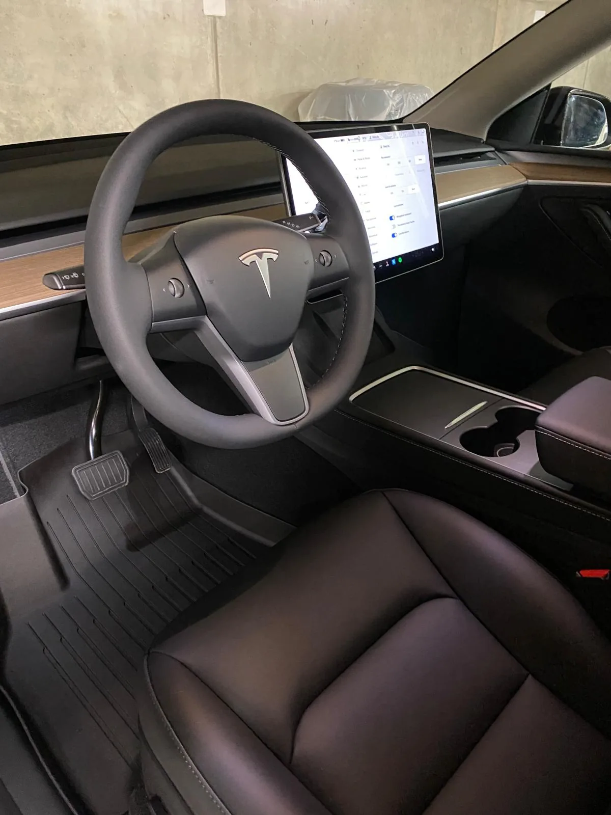 Interno Tesla Model 3 con cruscotto in legno e schermo centrale impeccabile