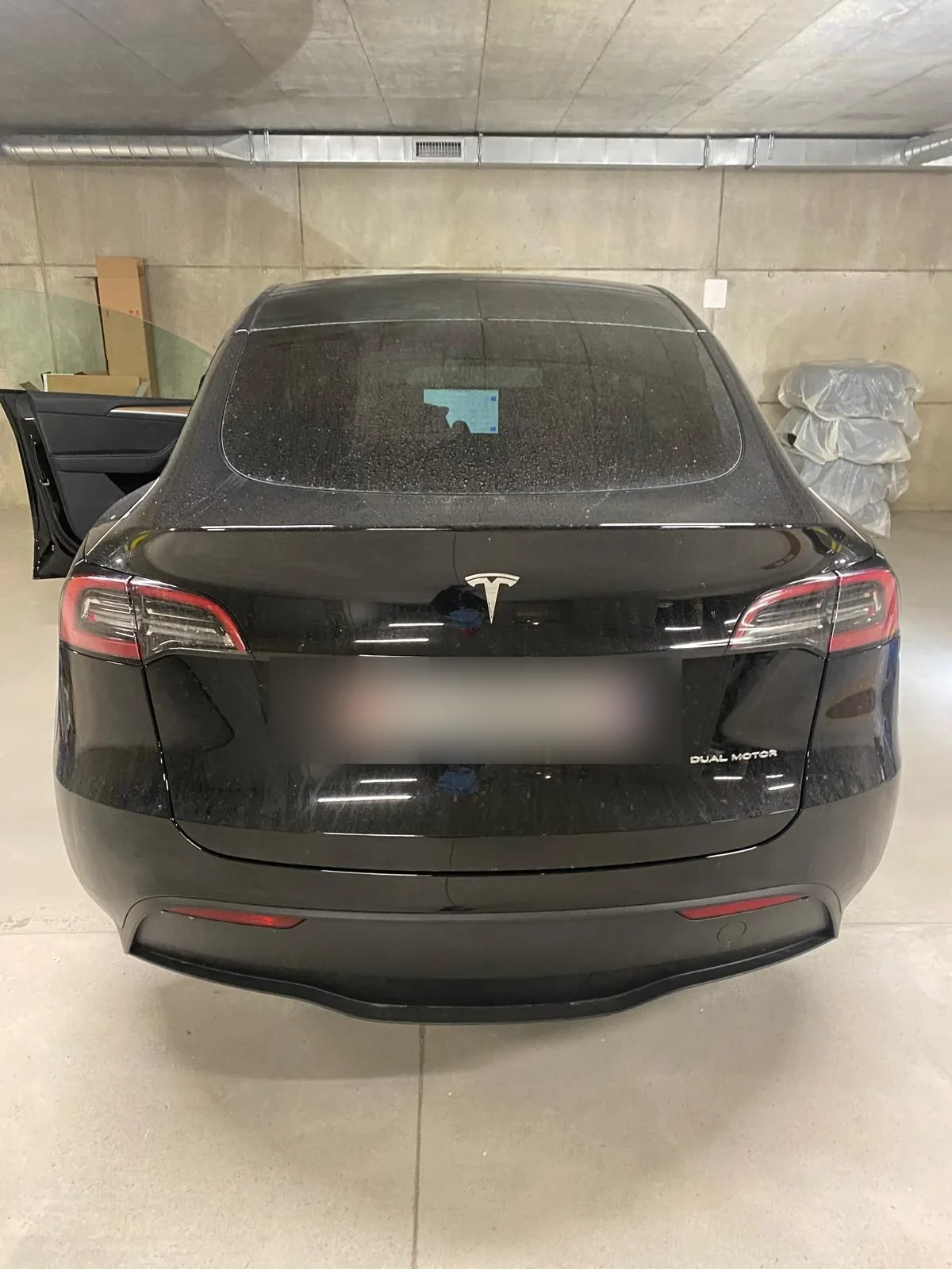 Tesla Model Y nera retro con vetri lucidi in garage Lugano
